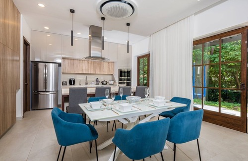 Tamarindo Condo | 4 Bedroom Stylish Condo Steps to the Beach