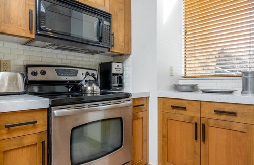 Park City House | 4 Bedroom Townhouse with Quartz Counters, Mountain Views, Walk to Lifts