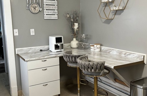 Cleveland House | 4-bedroom vacation home just 3 minutes drive to Case Western Reserve University