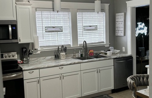 Cleveland House | 4-bedroom vacation home just 3 minutes drive to Case Western Reserve University