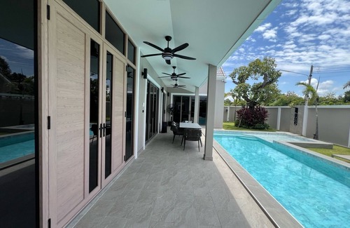 Nong Prue Villa | 4-bedroom villa in beautiful Pattaya with AC