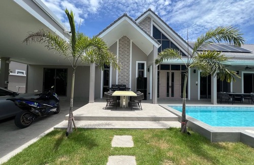 Nong Prue Villa | 4-bedroom villa in beautiful Pattaya with AC