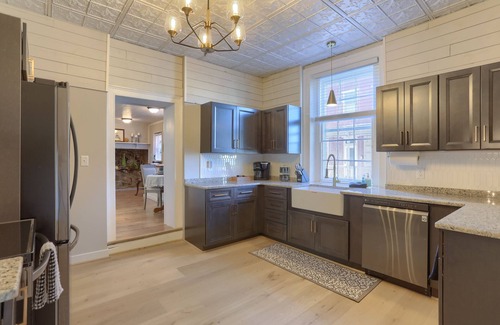 Annville House | 4 Bedroom w/ Firepit Walkable To Restaurants & Bars- 15 Min To Hershey!