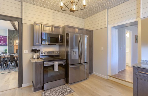 Annville House | 4 Bedroom w/ Firepit Walkable To Restaurants & Bars- 15 Min To Hershey!