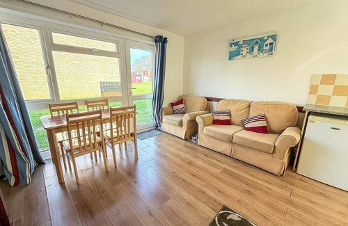 Great Yarmouth Ski Chalet | 4 berth chalet to hire in just walking distance to Hemsby beach ref 18152B