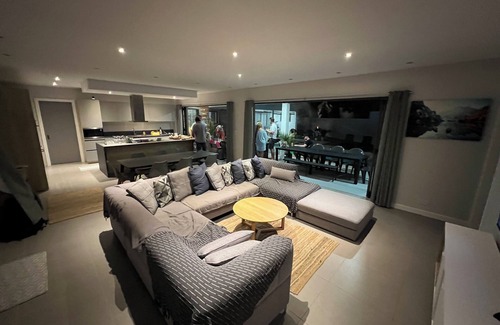 Bain Boeuf House | 4‑BR/Ensuite Designer Family Home with Pool, 2 terraces 3‑min to Beach parking