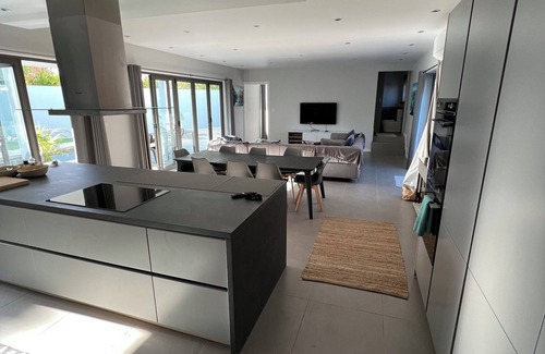 Bain Boeuf House | 4‑BR/Ensuite Designer Family Home with Pool, 2 terraces 3‑min to Beach parking