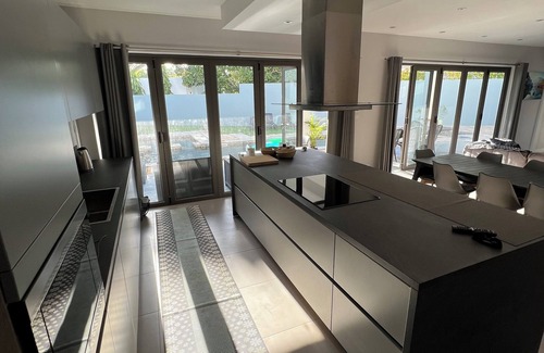 Bain Boeuf House | 4‑BR/Ensuite Designer Family Home with Pool, 2 terraces 3‑min to Beach parking