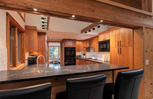 Stratton Mountain Ski Chalet | 4 BR N. Brookwood Chalet on Shuttle Route 2 Streets from Stratton Base Lodge