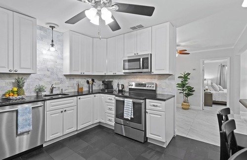 BallenIsles House | 4 BR ☆ SLEEP 10 ☆ PRIVATE GUEST SUITE ☆ HEATED POOL ☆ NEAR BEACHES, WATERPARK & PGA