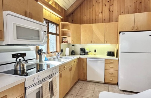 Mount Desert House | 4 BR Wooded Getaway on Long Pond! [Woodsy Pines]