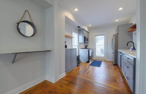 Three Oaks Apartment | 4 Guest Apt Steps to Journeyman & Downtown 3 Oaks