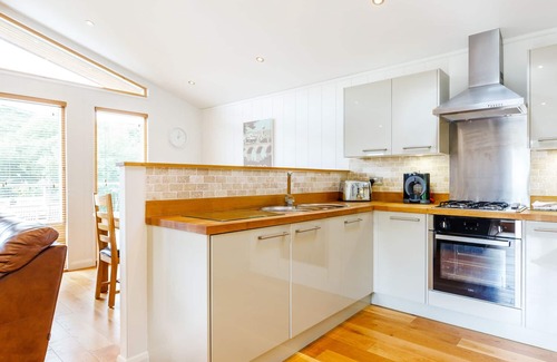 Looe Cottage | 4 HEDGEROWS, family friendly, with hot tub in Lanreath