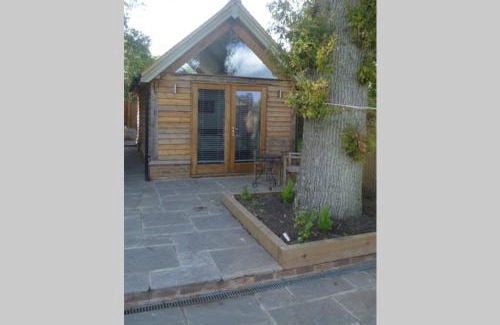 Haslemere House | 4 Kingsize Beds Ensuite - Sleeps 8-10 - Rural Contemporary Oak Framed House