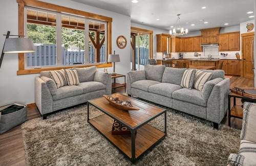 Cle Elum House | 4 Master Suites in PRIME location! Walk to Golf, the Spa, and Portals!