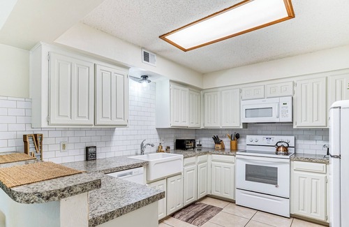 West Arlington House | 4 Mi to AT&T Stadium: Townhome in Fort Worth