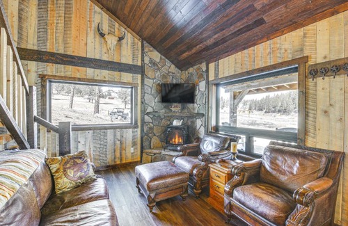 Custer House | 4 Mi to Wind Cave Natl Park Creekside Cabin!