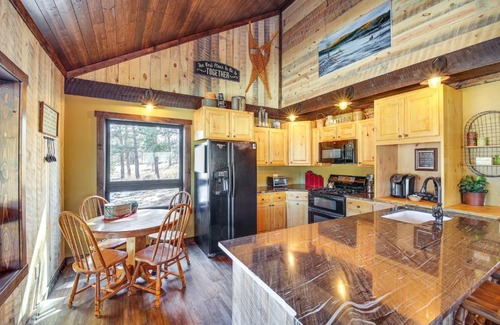 Custer House | 4 Mi to Wind Cave Natl Park Creekside Cabin!