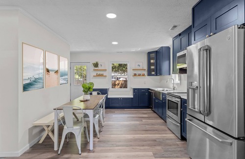 Long Beach House | 4 min to beach, fully fenced yard + games, pet and kid friendly!