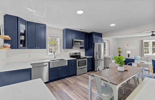 Long Beach House | 4 min to beach, fully fenced yard + games, pet and kid friendly!