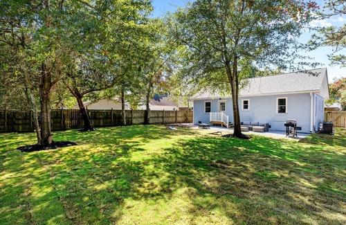 Long Beach House | 4 min to beach, fully fenced yard + games, pet and kid friendly!