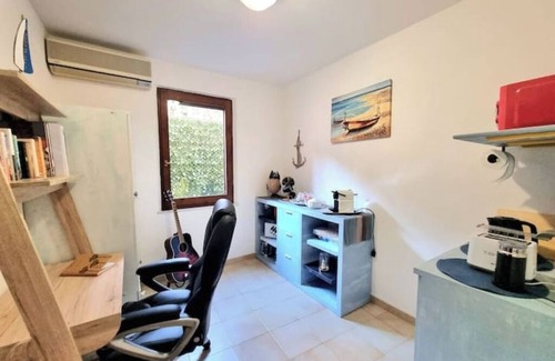 Solanas House | 4 min walk to the beach! Cosy home with lush patio.