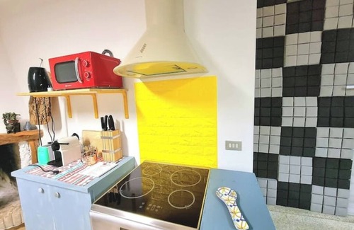 Solanas House | 4 min walk to the beach! Cosy home with lush patio.