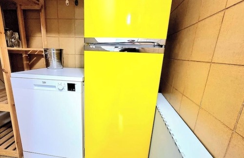 Solanas House | 4 min walk to the beach! Cosy home with lush patio.