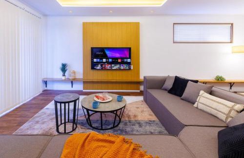 Hamagawa House | 4 minutes by car to American Village Free parking included Accommodates up to 16 people Spacious house tocoa