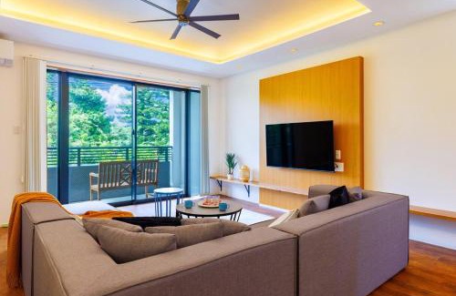 Hamagawa House | 4 minutes by car to American Village Free parking included Accommodates up to 16 people Spacious house tocoa