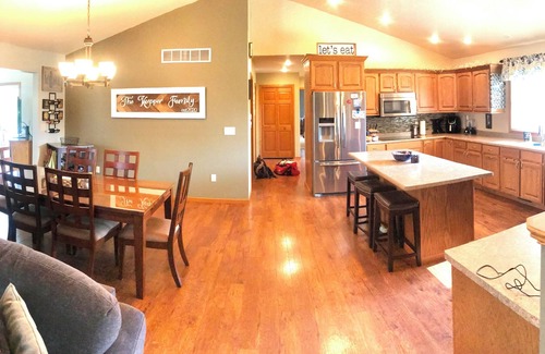 Pickett House | 4 minutes from EAA!