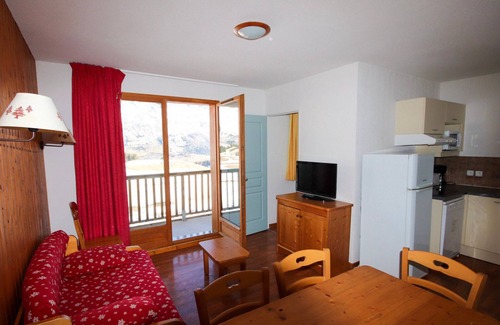 Saint-Etienne-en-Devoluy Apartment | 4 Rooms Chalet Sleeps 8, Pets Allowed, Parking, Superdévoluy