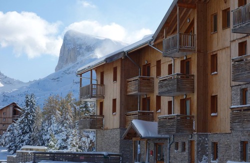 Saint-Etienne-en-Devoluy Apartment | 4 Rooms Chalet Sleeps 8, Pets Allowed, Parking, Superdévoluy