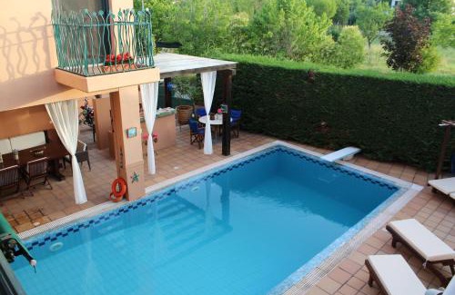 Trikala Villa | 4-seasons pool villa near Meteora