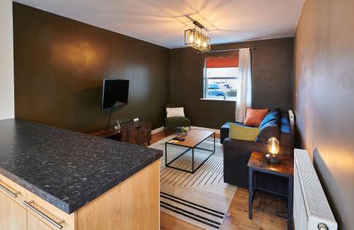 Tamworth House | 4 Spacious Bedrooms, En-Suites, Private Driveway, Tamworth Accommodation for Contractors and Families