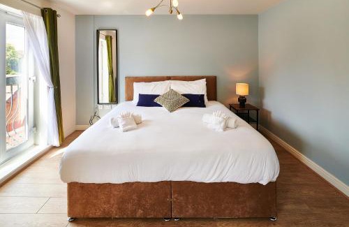 Tamworth House | 4 Spacious Bedrooms, En-Suites, Private Driveway, Tamworth Accommodation for Contractors and Families