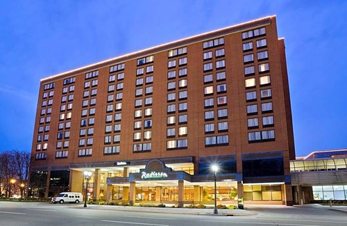 Downtown Hotel | 4-Star Hotel ∙ Radisson Hotel Lansing at the Capitol