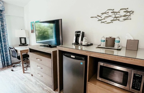 Key Largo Hotel | 4 Tropical Waterfront Stay w/Private Beach, Pool, Workstation & Kayak