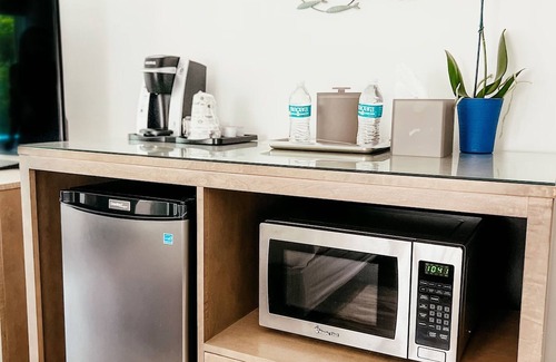 Key Largo Hotel | 4 Tropical Waterfront Stay w/Private Beach, Pool, Workstation & Kayak