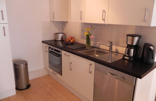 Ottensen Apartment | 4-Zi.-Apartment 'Elbkontor II', modern apartment for up to 10 people, WiFi