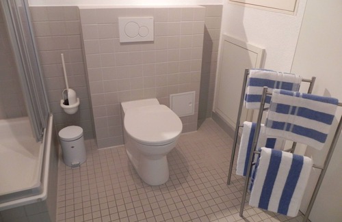 Ottensen Apartment | 4-Zi.-Apartment 'Elbkontor II', modern apartment for up to 10 people, WiFi