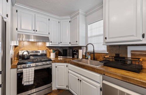 Warr Acres House | 4000 sqft Lakefront View | Hot tub + Patio #NH