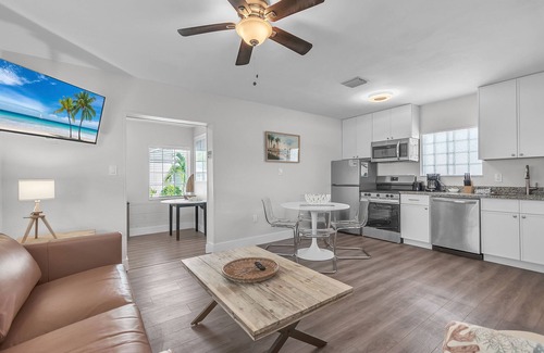 Treasure Island Condo | 🌴400ft to the BEACH☀Shared/Heated Pool🐬Bungalows #6🌞BBQ Grills🐶Dogs Welcome!