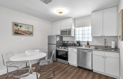 Treasure Island Condo | 🌴400ft to the BEACH☀Shared/Heated Pool🐬Bungalows #6🌞BBQ Grills🐶Dogs Welcome!