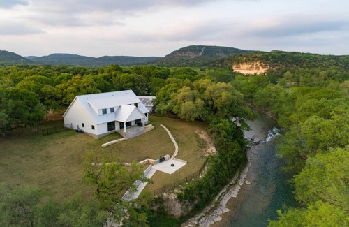 Canyon Lake House | 441 m² House ∙ 8 bedrooms ∙ 30 guests