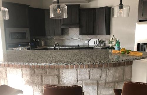 Medina Valley House | 4722 Modern Comforts in San Antonio