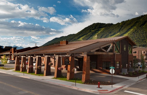 Jackson Hotel | 49'er Inn & Suites