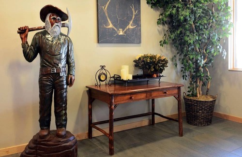 Jackson Hotel | 49er Inn & Suites