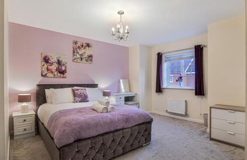 Bedford House | 4Bed 3 Bath Home I Sleeps 7-9 I Family & Contractors I Parking