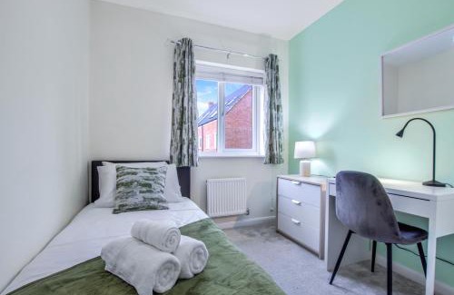 Bedford House | 4Bed 3 Bath Home I Sleeps 7-9 I Family & Contractors I Parking